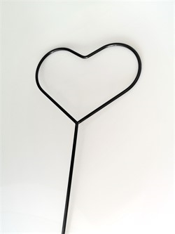 Hjerte let sort malet, jern. Hjertet måler Ca. Ø 20 cm Længde i alt. 45 Cm.