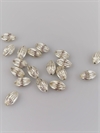 15 stk. Metal dekorations perler. Sølvfarvede. Længde ca. 1,6 cm Ø ca. 1 cm.
