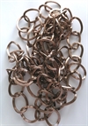 Kæde. Dekorations kæde ca. 2,70 m. De enkelte led er ca. 4 cm. Kobber brun.