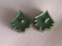2 stk. Fyrfad lys grønne. Motiv juletræ. Ca. mål 5,2 x 5,2 cm. Højde 2 cm.