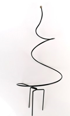 Jern stativ, spiral. Sæt foden i en skål/krukke med ler. Pynt spiralen med gran, ene, buksbom m.m. pynt evt. med lyskæde.