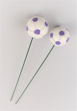  2 stk. Støbte håndbolde / fodbolde på tråd. Pynt i dekorationer, bordpynt m.m. Ø ca. 3 cm.