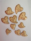 10 små dekorations "guld" hjerter i to størrelser. Klæbepude på bagsiden.