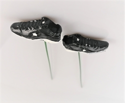 Sæt med støbte fodboldstøvler = 2 stk. Stik pynt til dekorationer Længde på skoene ca. 