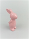 Keramik. Svag lys rød hare. H. 12 cm.