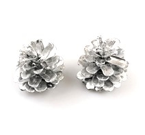 Sølvfarvede dekorations kogler. Højde ca. 5 cm. Prisen er pr. stk.