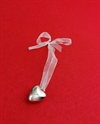1 stk. Buttet  sølvfarvet hjerte Ø ca. 2 cm med bånd. 