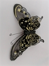 Sommerfugl med klips på bagsiden. Sort/ guld farvet. Vingefang Ca. 16 cm.