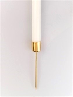 Guld farvet stage passer til almindelig middags lys. Med spyd Højde total ca. 12,5 cm.