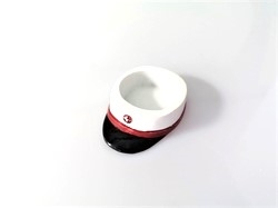 Et stk. fyrfad stage Studenterhue bordeaux. kant med sort skygge. ca. 7 x 5 cm. 