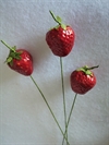Jordbær. Et stk. Jordbær på pind/ tråd . Ca. 4 cm. + tråd/pind. Fine i dekorationer m.m.