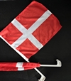 2 Stk. Danske flag. Flaget måler Ca. 40  x 28,5 cm. Kunststof. Flag med plast stang. Længde ialt Ca. 45 cm.