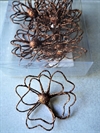 12 Stk. Kobber brun glitter blomster med klæbepude på bagsiden. Fine i dekorationer m.m