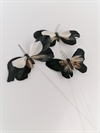 3 stk. fjer sommerfugle på tråd. Vingefang ca. 10 - 12 cm. Fine i dekorationer buketter m.m.