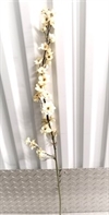 Et stk. kunstig dekorations gren med små blomster L. ca. 1 meter. Blomsterne nærmest cremefarvet.