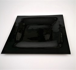 Sort glas fad. Ca. 20 x 20 cm.