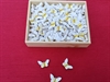 Æske med Ca.80 Stk. små hvide / gule sommerfugle. Velegnet til bordkort m.m.Ca. 2 cm.