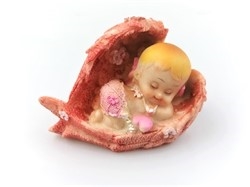 Baby. Pige liggende i vinger.  Ca. 8 x 4 cm.