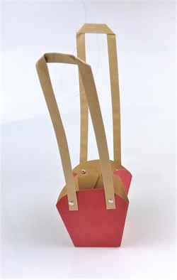 Blomster pose / gavepose med lang hank. Posen måler ca. bund = 7 cm. Højde ca. 12 cm. + Hank. Rød.