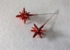 2 stk. Flotte røde glitter stjerner på lang nål. Stjernen ca. 2,2 cm. Total længde med nål ca.. 9  cm..