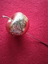 Guldfarvet dekorations æble, på tråd. Med glitter / glimmer. Ø Ca. 4,5 cm.