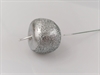 Et stk. sølvfarvet Dekorations æble med glitter / glimmer. På tråd.  Ø ca 4 cm
