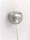 Et stk. sølvfarvet Dekorations æble med glitter / glimmer. På tråd.  Ø ca 4 cm