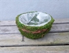 Rund plantekurv med kunst mos og grene. Ø ca.  15 cm. H ca. 7,5 cm.