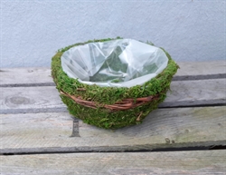 Rund plantekurv med kunst mos og grene. Ø ca.  15 cm. H ca. 7,5 cm.