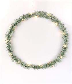 Krans med kunstgran. Frost look. Bruger 2 x AA batterier. Ø ca. 30 cm.