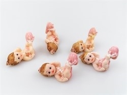 5 stk. Baby pige med sko. Dekorations pynt Ca. 3,5 cm.