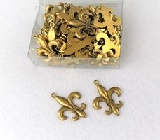 Ca. 48 stk. Dekorations fransk lilje. Metal. Ca. 3,2 cm. X 2,3 cm. Guldfarvet.