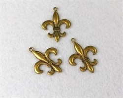 3 stk. "guld" metal Fransk Lilje. Ca.  3 x 2,5 cm.  Lette
