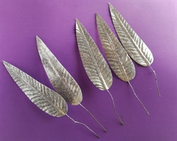 5 stk. Sølvfarvede dekorations blade med glimmer / glitter. På tråd