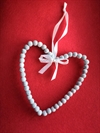 Et stk. dekorations hjerte .Meleret træ perler. Til evt. ophængning. Ca.16 cm