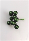 10 stk. grønne dekorations bær på tråd ø ca. 1 cm.