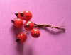 6 stk. røde dekorations bær på tråd. Ø på bær ca. 1 cm.