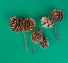 3 Små bundter med små kogler på tråd. Du får ca. som på foto. Ca. H.  2 til 3 cm.
