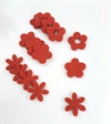 15 stk. Røde  filt blomster i de viste modeller. Røde. Flade med lille klæb på bagsiden. Ø ca. 3 cm.