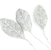 Dekorationsblade sølvfarvede. På tråd. Ca. 13 cm. Du får 3 stk.