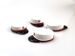 3 stk. Resin studenter huer med bordeaux kant og sort skygge. Ca. 3,5 cm. 
