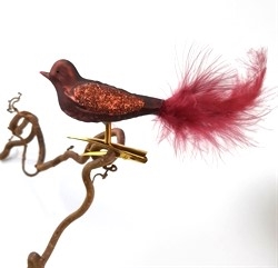 Glasfugl. Med klips. Længde med fjer ca. 15 cm. Bordeaux . Bordeaux fjer.