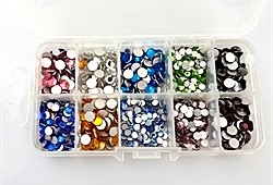  Æske med låg. Rhinsten. Flere størrelser. Flad bagside. Velegnet til kort pynt m.m.