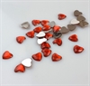 Akryl røde hjerter med blank bagside ca. 25 stk. Velegnet i dekorationer , på potter, kort m.m. Ca. 1 cm.