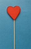 Et stk. Rødt hjerte på træpind. Hjertet måler ca. 6 cm. I dekorationer , buketter m.m.