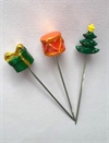 3stk. Dekorations nåle med pakke, tromme og juletræ. Kraftig nål.