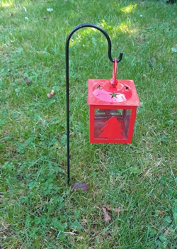 Spyd med holder / krog til lanterner m.m.  Længde ca. 47 cm. Jern. Ø på spyd ca. 5 mm. Let sortmalet.