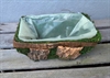 Planteunderlag. ca. 21 x 13 H ca. 9 cm. kirkegårdsunderlag m.m. Pynt med gran, ene kogler m.m.