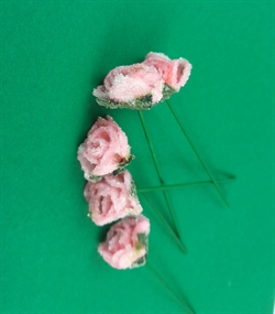 5 stk. Kunstige sukkerroser på tråd. Lys rød Ø ca. 2 cm. Fine i dekorationer m.m.