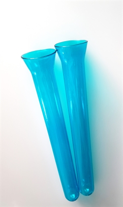 2 stk. Blå reagensglas Ø 2 cm. Længde ca. 19 cm. Med krave og rund bund.